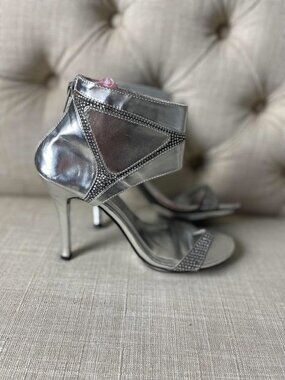 EUC Marichi Maui Silver Sparkly Stiletto Heels size 8